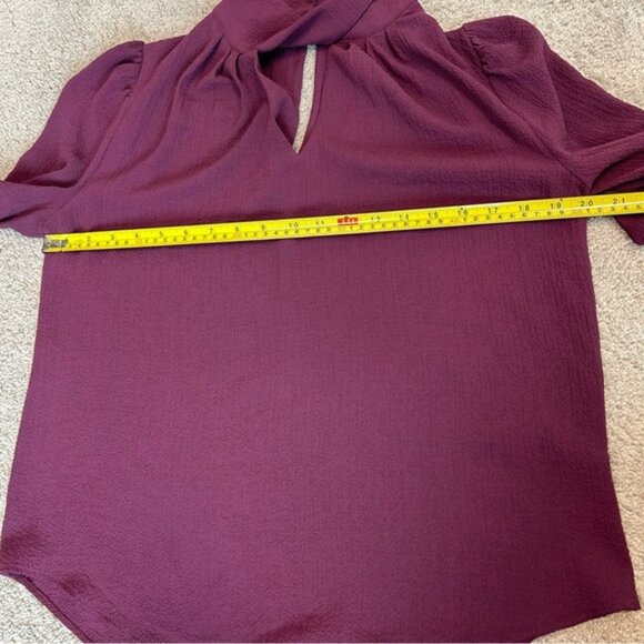 RW&CO Maroon Burgundy pleated Twisted-Mockneck peephole Blouse long sleeve Sz M - Picture 10 of 11